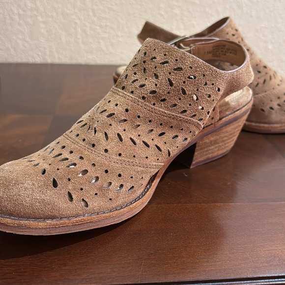 SOFFT SLINGBACKS SHOES TAN SUEDE LEATHER WITH CUTOUTS ADJUSTABLE STRAP BUCKLE - Picture 5 of 11